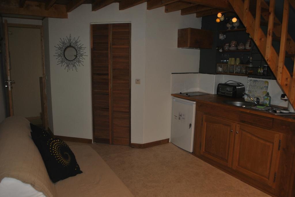 Celinie'S Guest House Gerin Εξωτερικό φωτογραφία